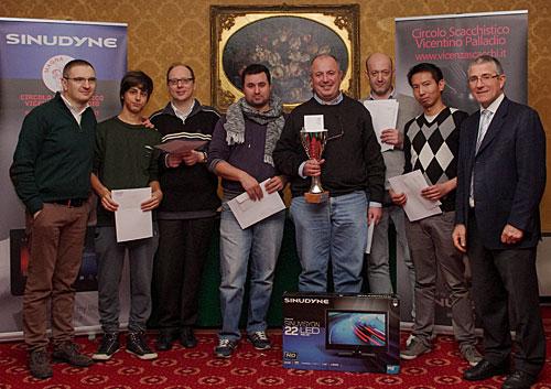 I premiati del torneo A: da sinistra, Enrico Timothy Testa, organizzatore, Alessio Boraso, 6°, Enrico Danieli, 5°, Christian Cacco, 4°, Enrico Gallo, vincitore del torneo, Alessandro Guerra, terzo ma campione provinciale, Xia Jie, secondo, Tino Testolina,