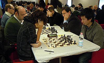  Alessandro Guerra osserva la partita fra Alessio Boraso e il maestro Xia Jie